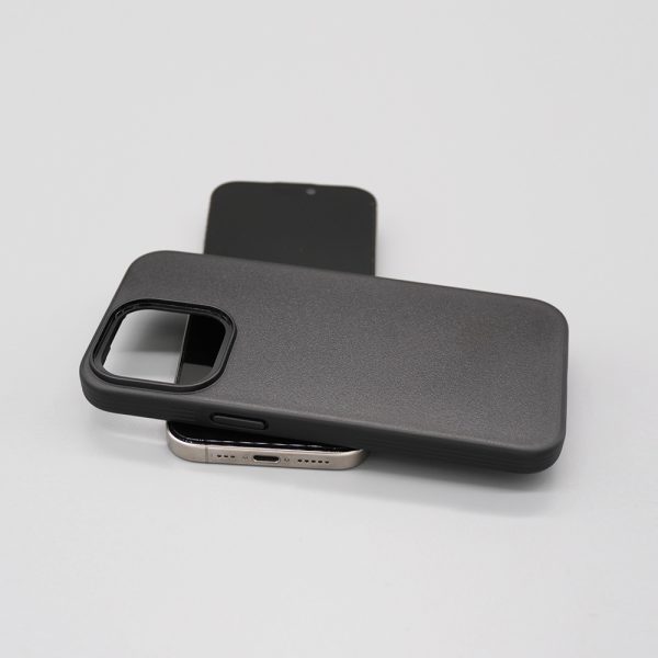 为 iPhone 15 Pro Max 定制的蓝色、黑色和绿色硬壳手机保护壳